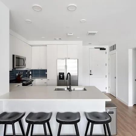 Landing Chic 2Bd Pool Gym Apartment *