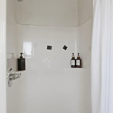 3br Minutes To Downtown| Parking