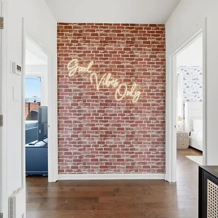 3br Minutes To Downtown| Parking