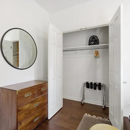 Apartment 3br Minutes To Downtown| Parking *