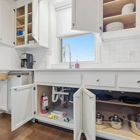 3br Minutes To Downtown| Parking