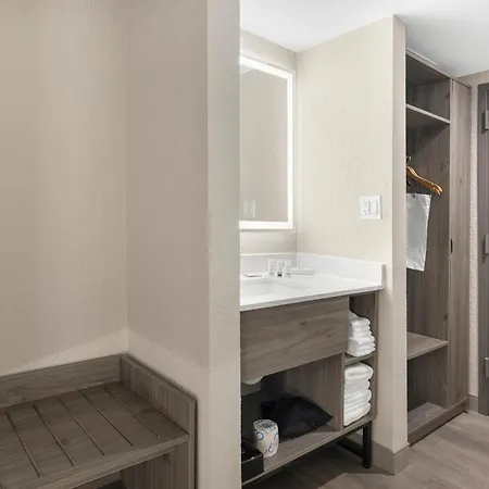Hotel La Quinta By Wyndham Airport/opryland 3*