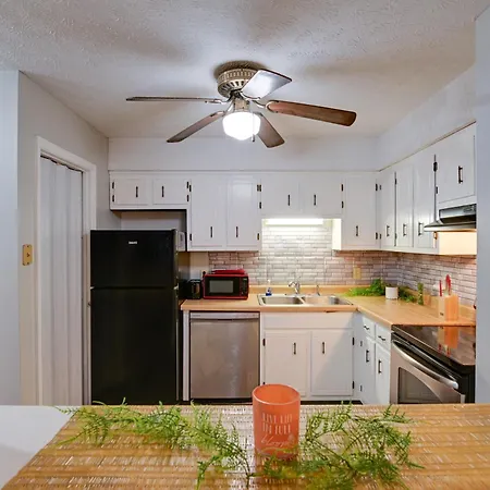 < 1 Mi To Vanderbilt: Apartment