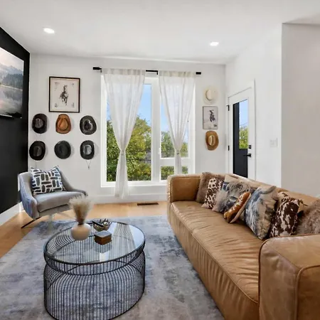 Spacious - 2 Homes, 15 Guests *