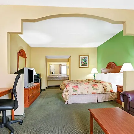 Super 8 By Wyndham Near Downtown / I-40 Hotel