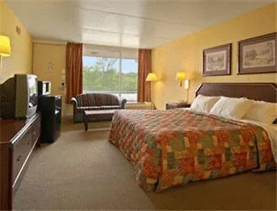 Super 8 By Wyndham Near Downtown / I-40 Hotel 2*