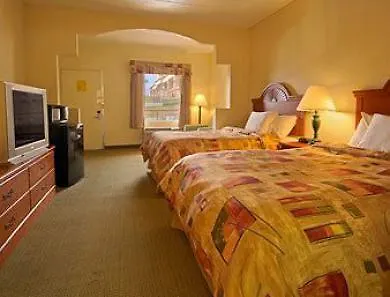 Super 8 By Wyndham Near Downtown / I-40 Hotel