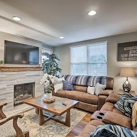 W/ Fire Pit & Yard, 3 Mi To Dwtn Holiday home