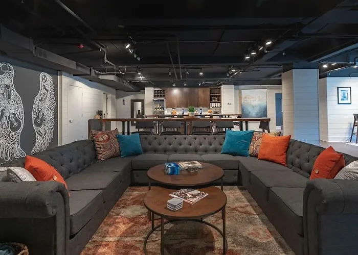 Contemporary Flat At The Maddox