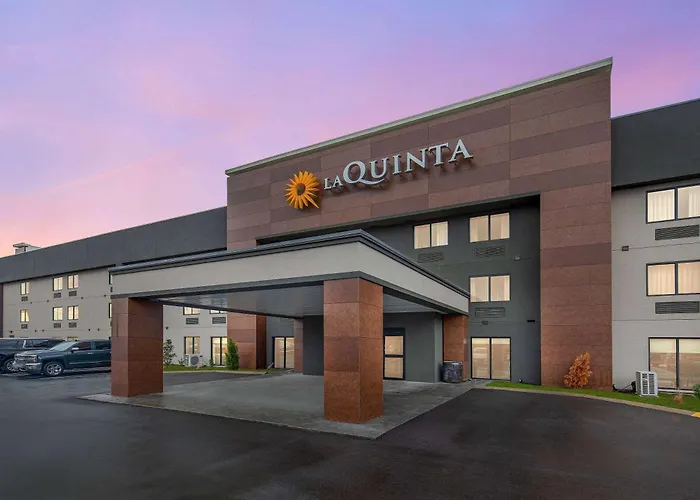 La Quinta Inn & Suites by Wyndham Nashville Airport