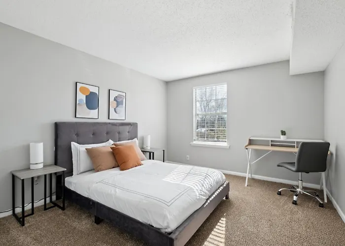 Brentwood C2 I Cozy & Comfy I 2Bd I Free Parking