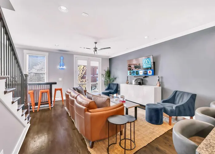 Close To Dt Game Garage Bar Large Living Room