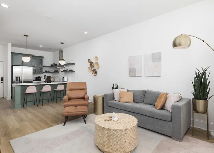 Cozy Modern Condo 4 Beds, 2 Bedrooms With Free Parking
