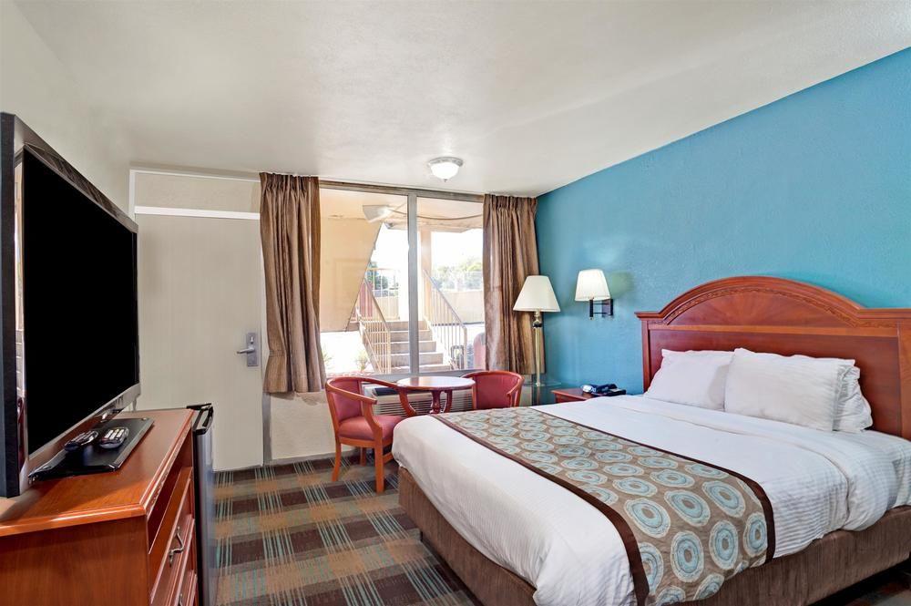 Hotel Super 8 By Wyndham Downtown 2*