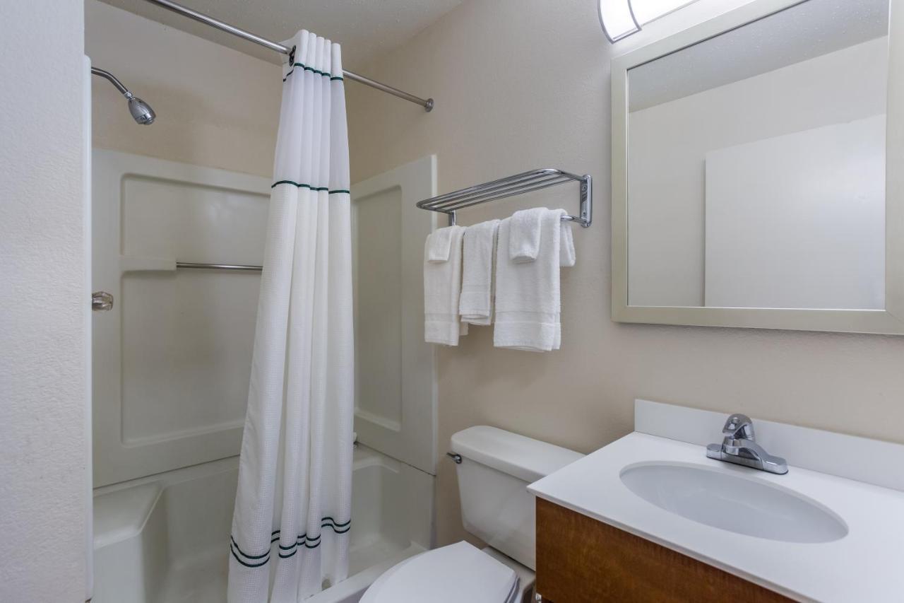 Hometowne By Red Roof - Airport/briley Pkwy Hotel 2*