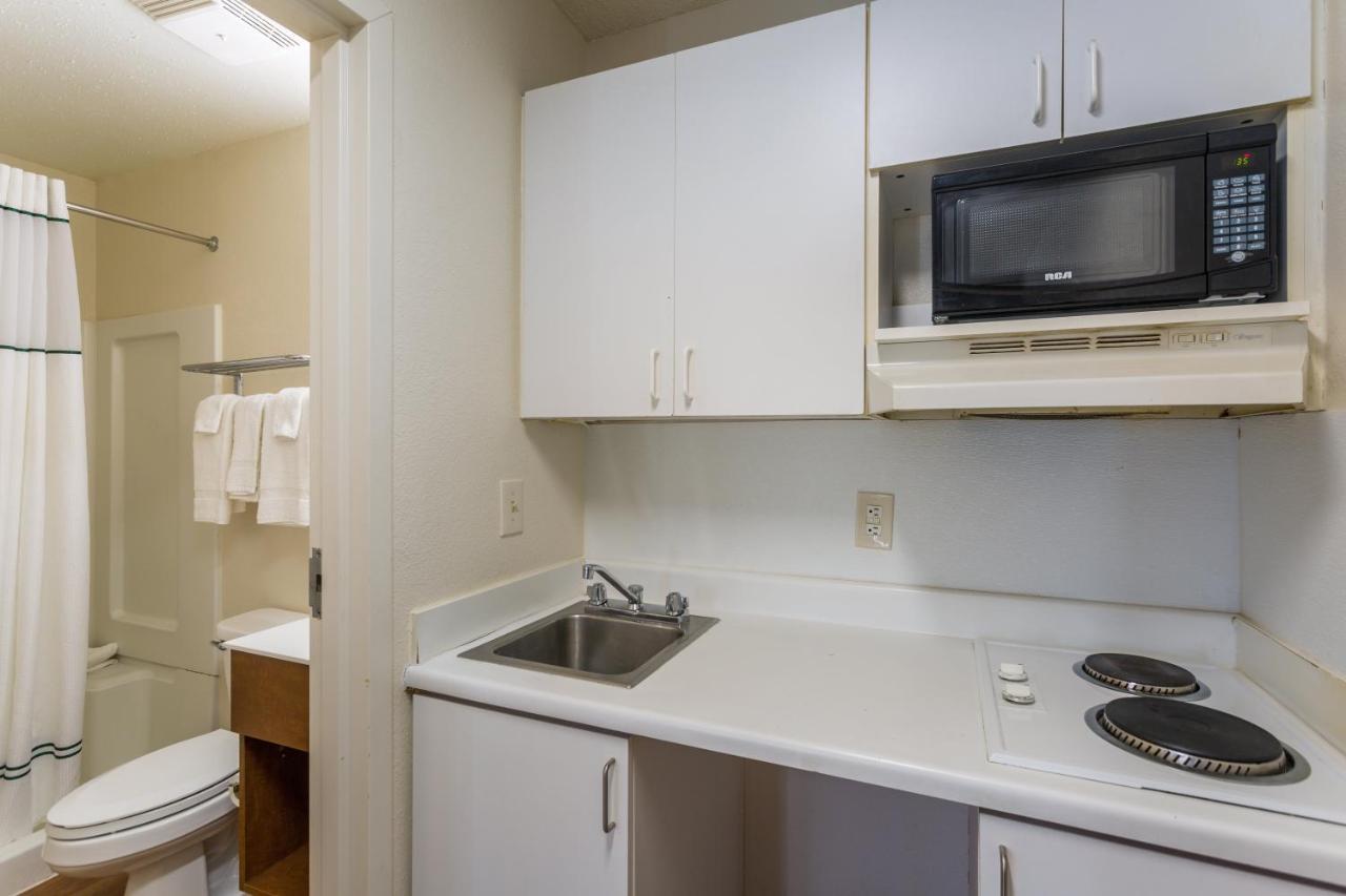 Hometowne By Red Roof - Airport/briley Pkwy Hotel 2*