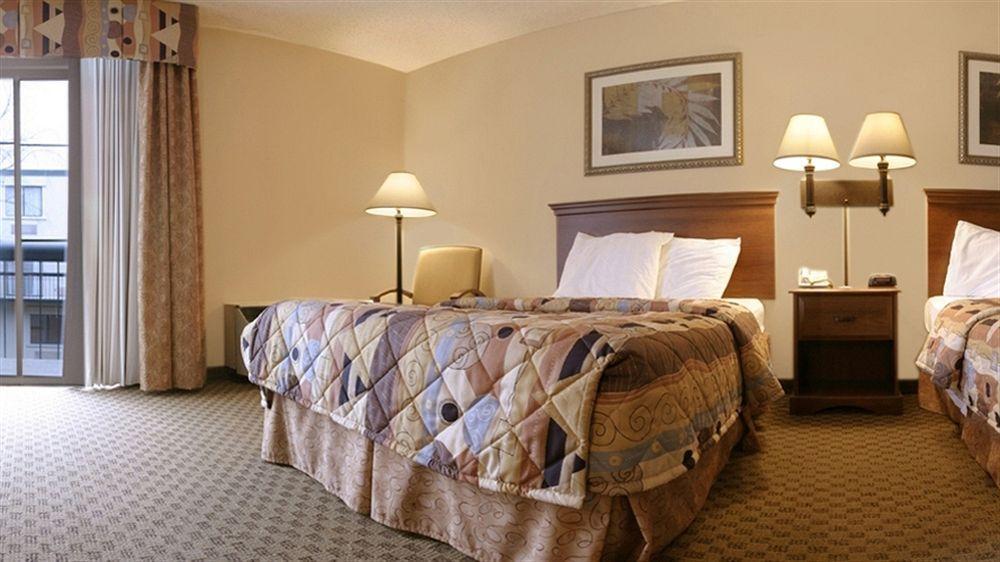 Hotel Express Airport By Ihg 3*