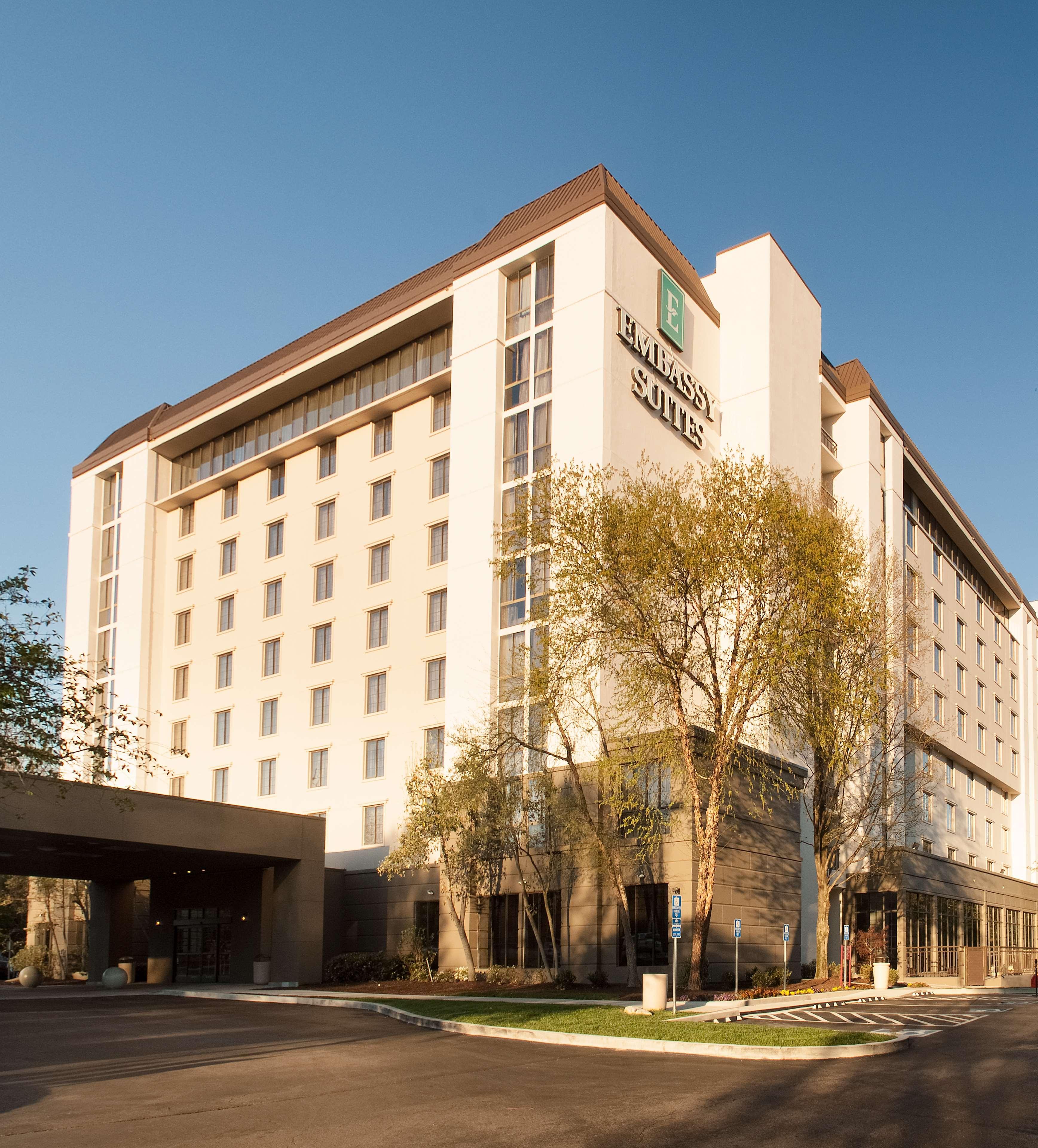 Hotel Embassy By Hilton Airport 4*