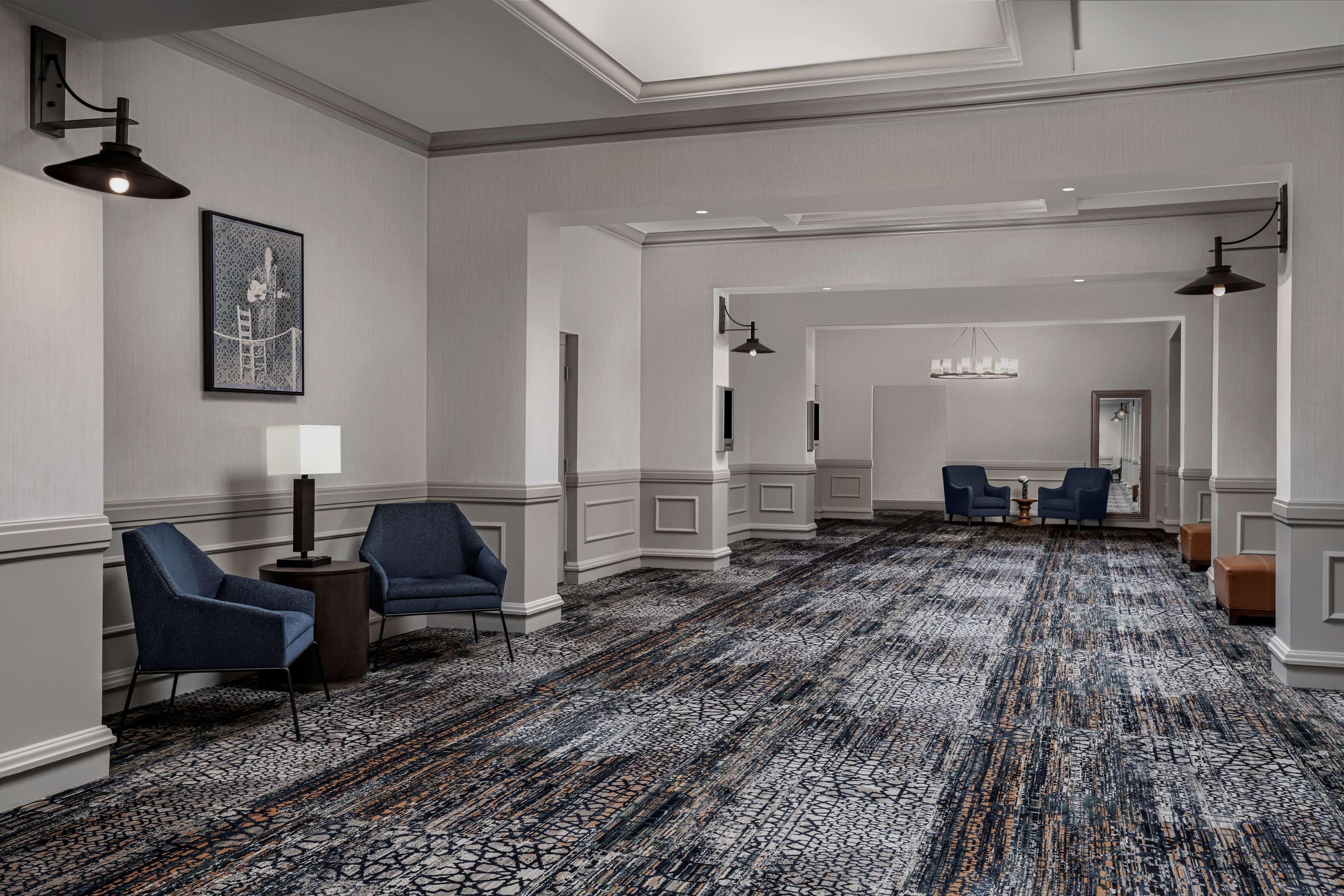 Hotel Embassy By Hilton Airport