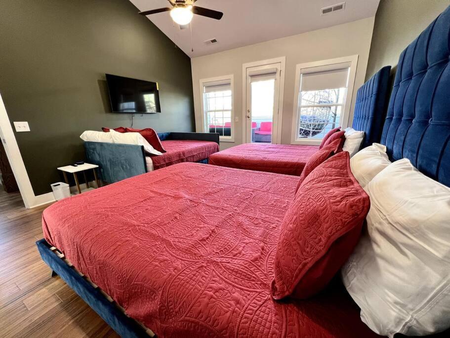 Jink Hippies And Cowboys - 7 Beds - Sleeps 10 Holiday home Nashville