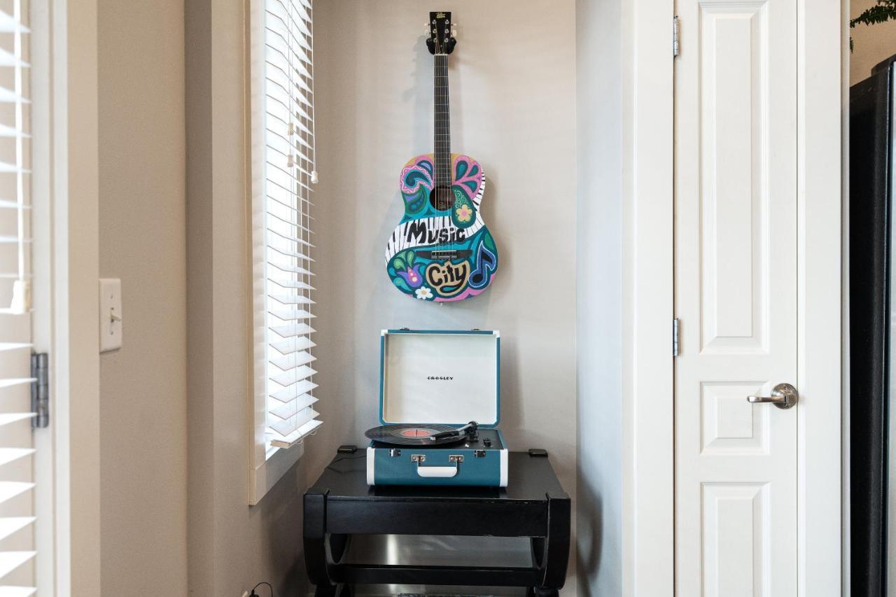 Stunning Minutes From Broadway Apartment *