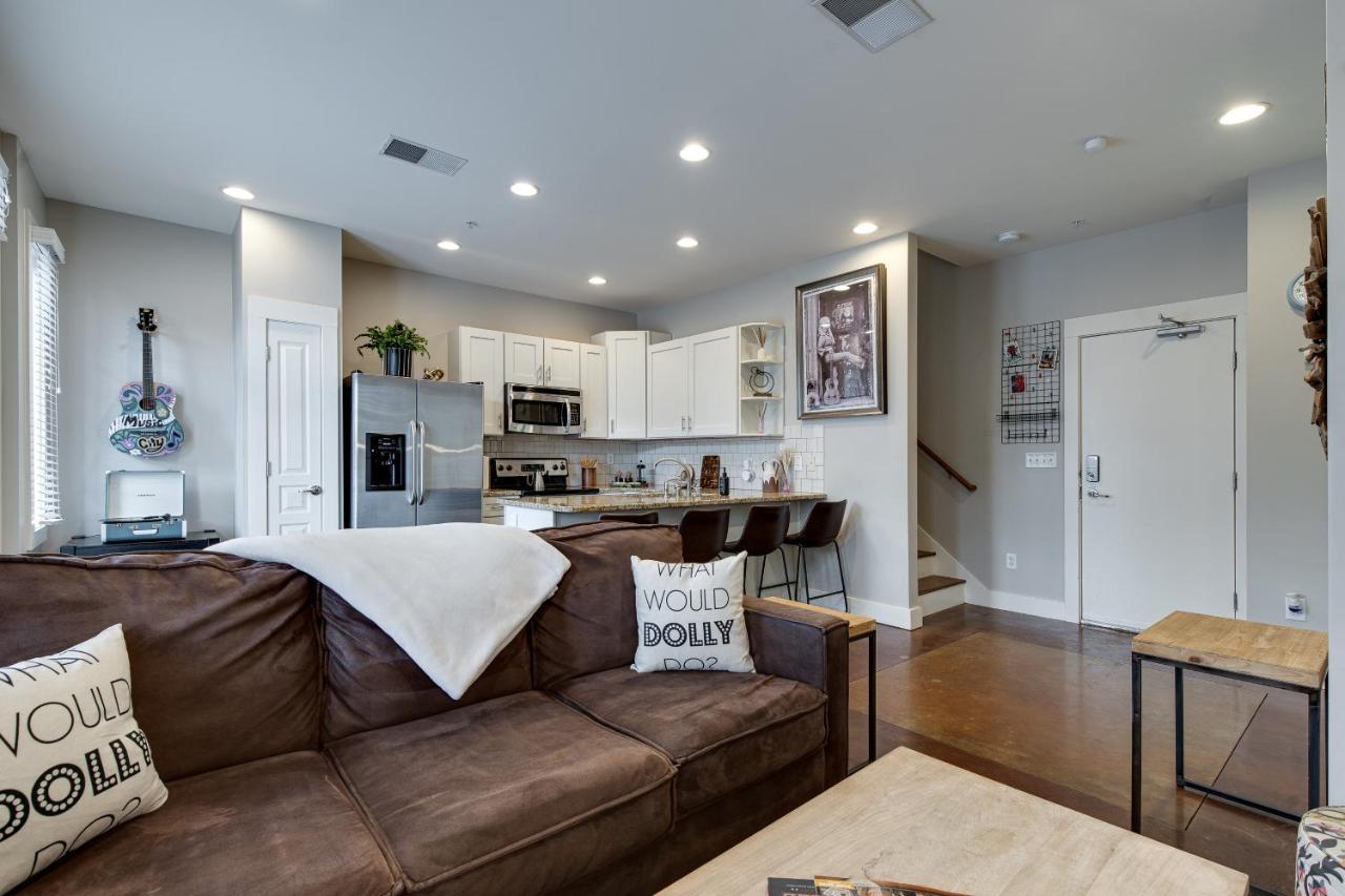 Stunning Minutes From Broadway Apartment