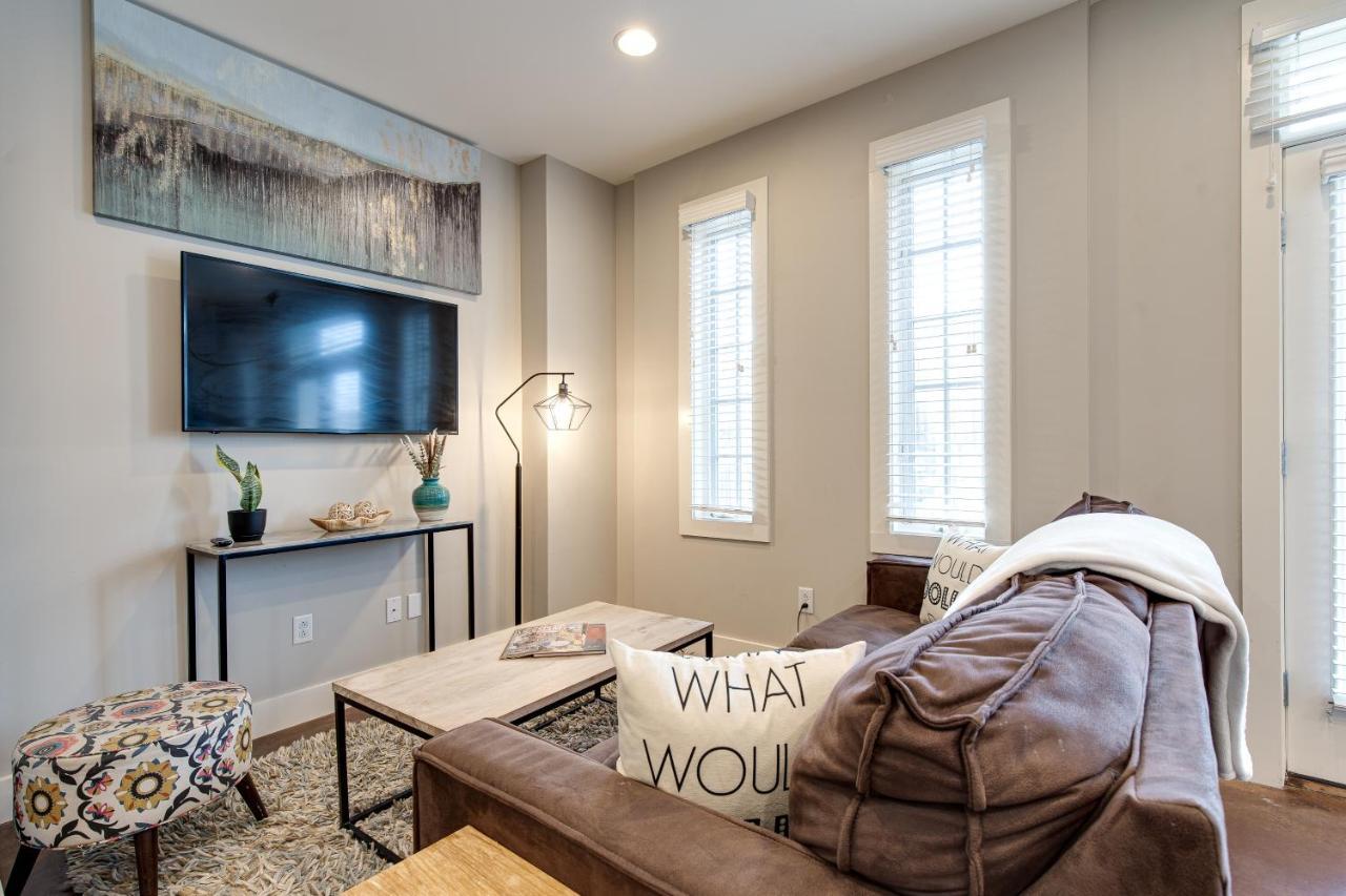 Stunning Minutes From Broadway Apartment