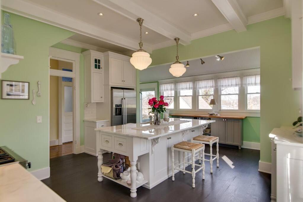 Captain's Quarters East Nashville, Tn *