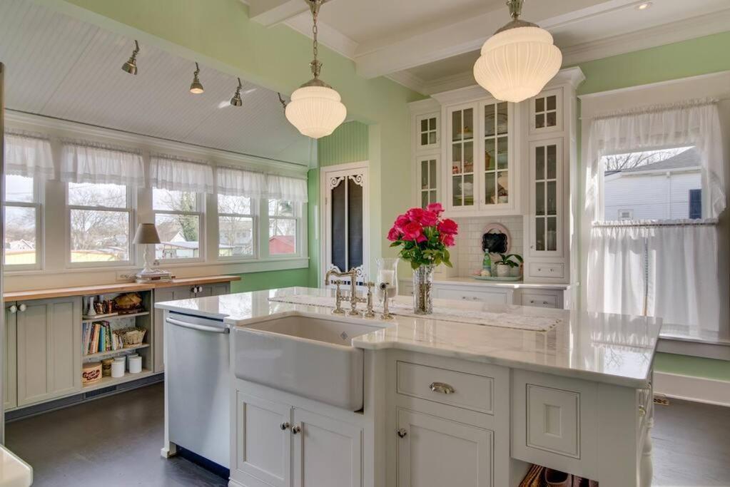 Captain's Quarters East Nashville, Tn *