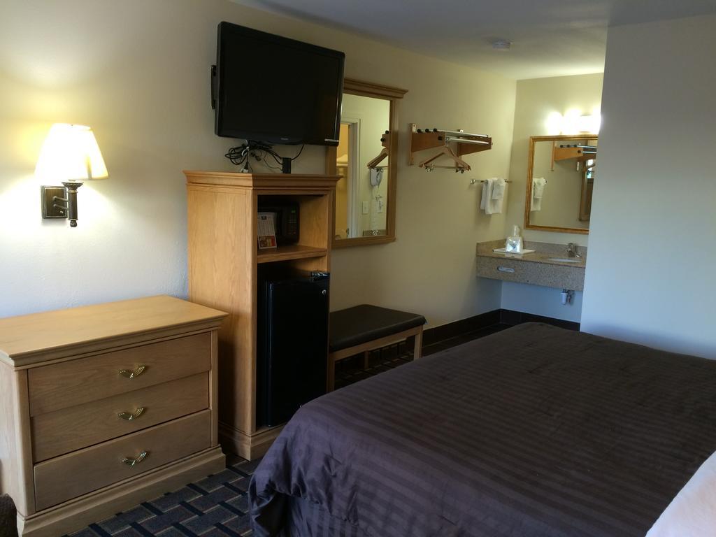 Motel Americas Best Value Near Downtown Nashville