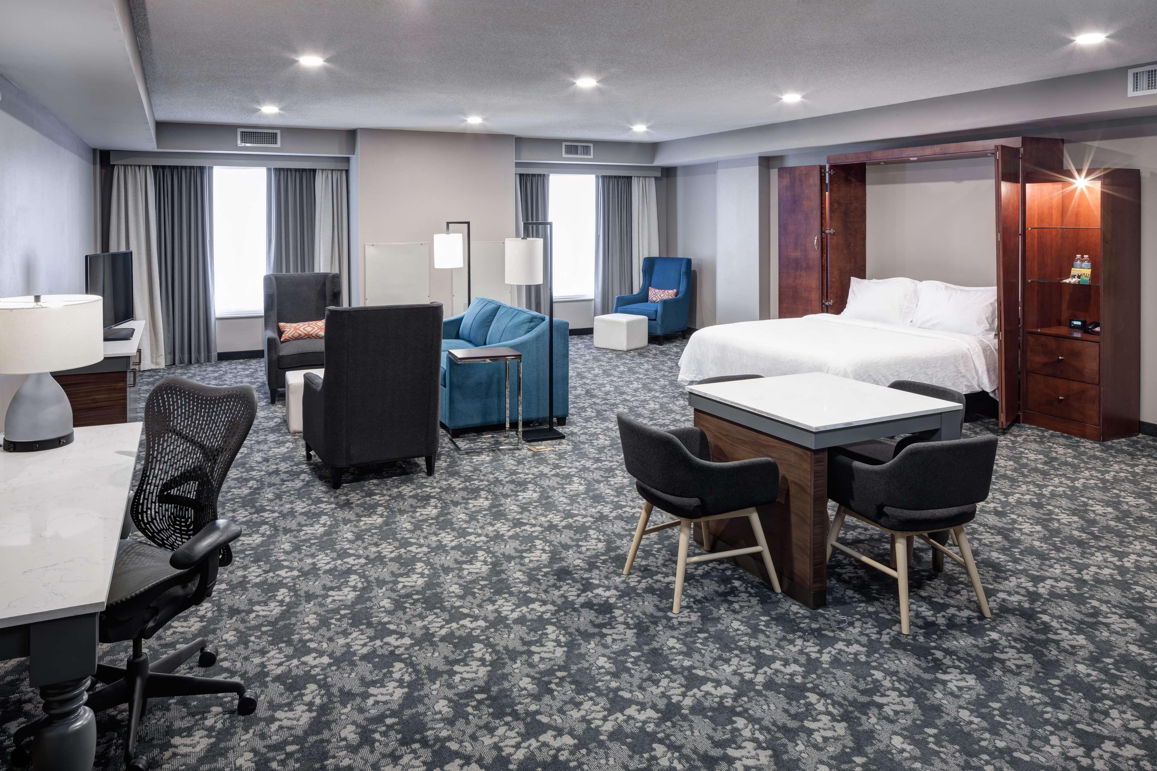 Hilton Garden Vanderbilt 3*