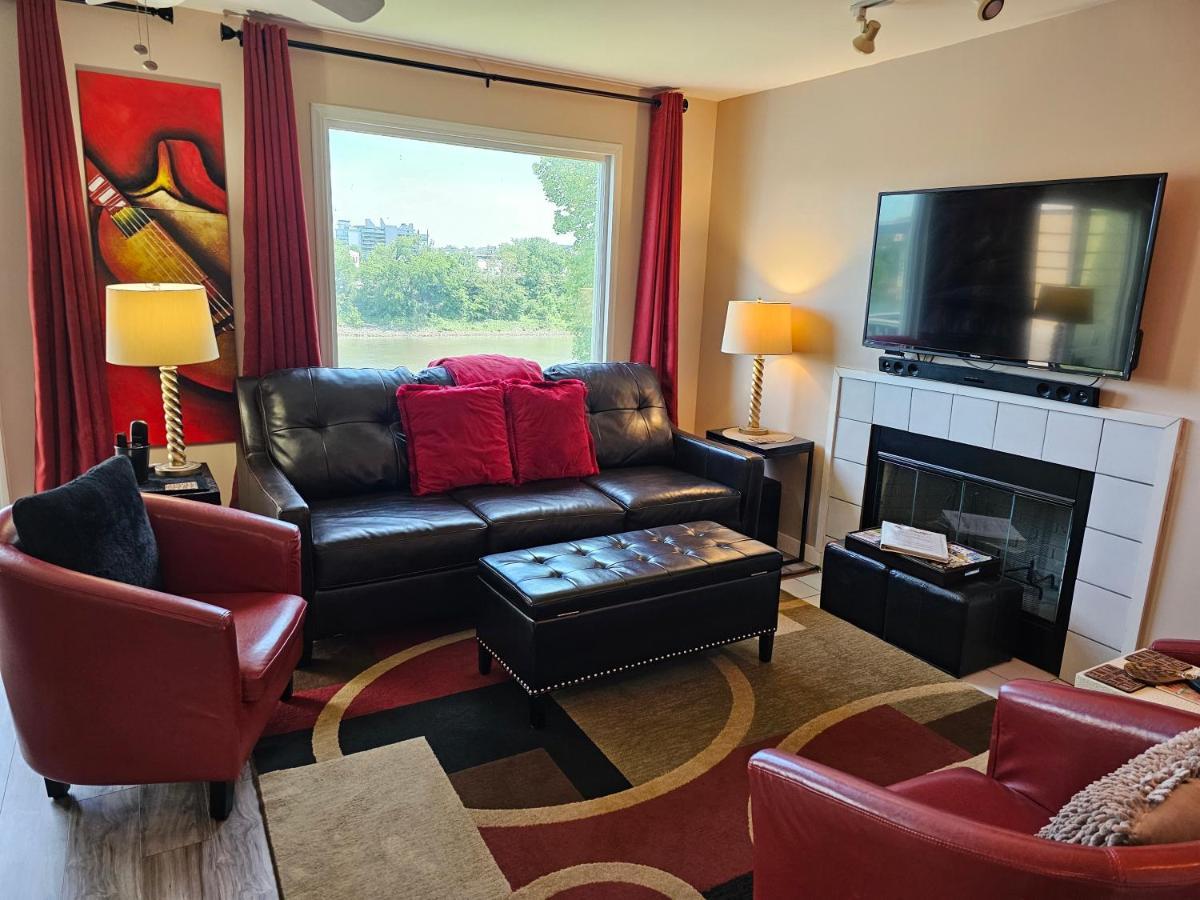 New Listing! Gorgeous Downtown Walk To On The River #3