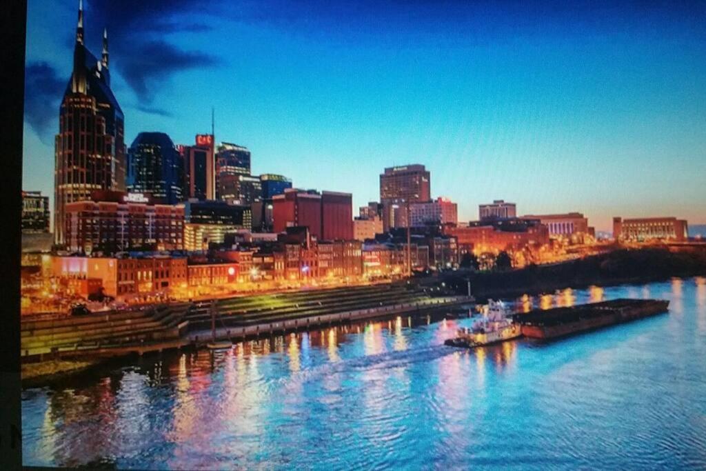 New Listing! Gorgeous Downtown Walk To On The River #3 Aparthotel *