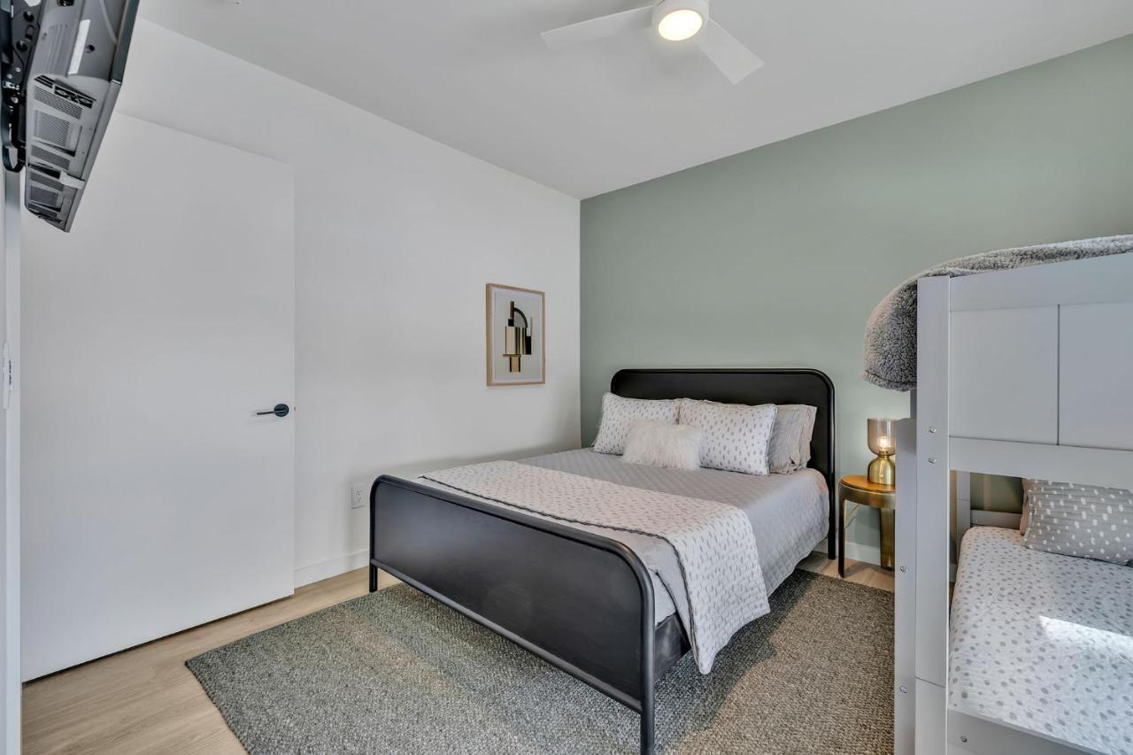 Huge Downtown Corner Unit- Pool-gym-walk 2 Broadway