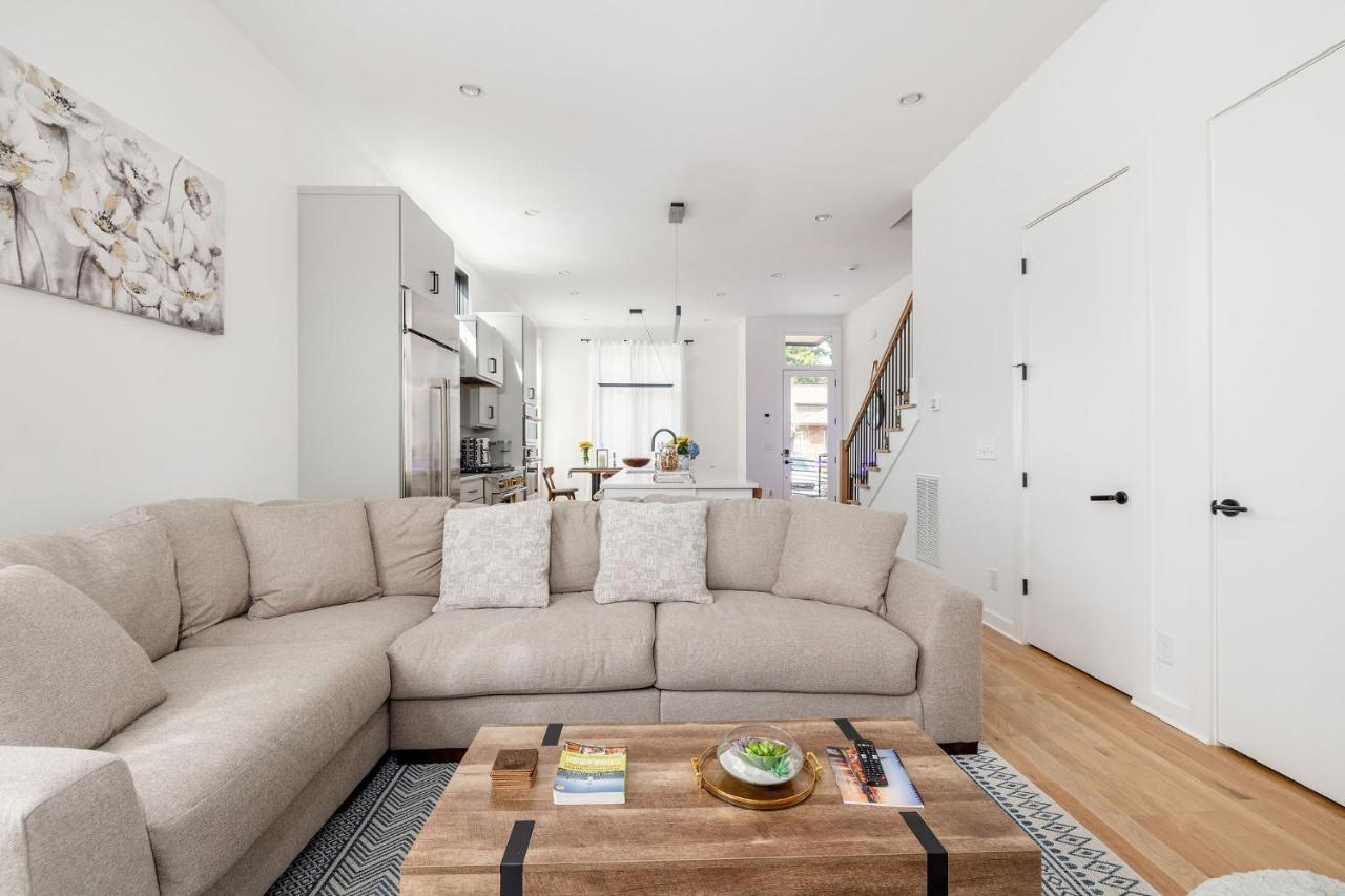 Extra Spacious 4 Bed / 4.5 Bath Music Row Holiday home *