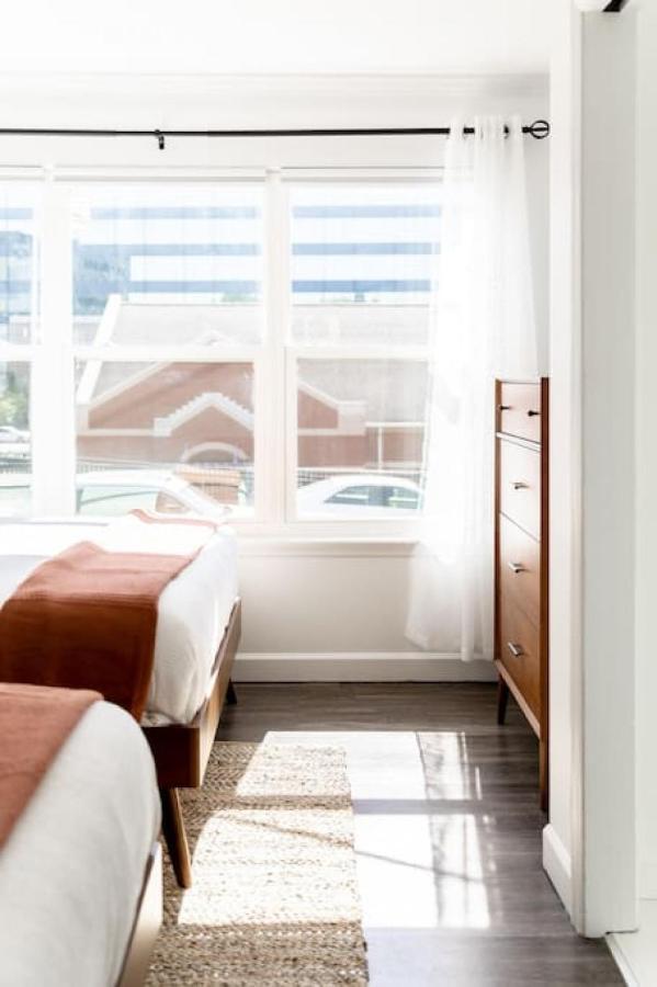 Apartment Stylish Downtown 3 Beds, 1 Bedroom With Private Patio, Parking *