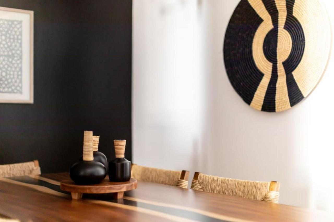 Apartment Stylish Downtown 3 Beds, 1 Bedroom With Private Patio, Parking