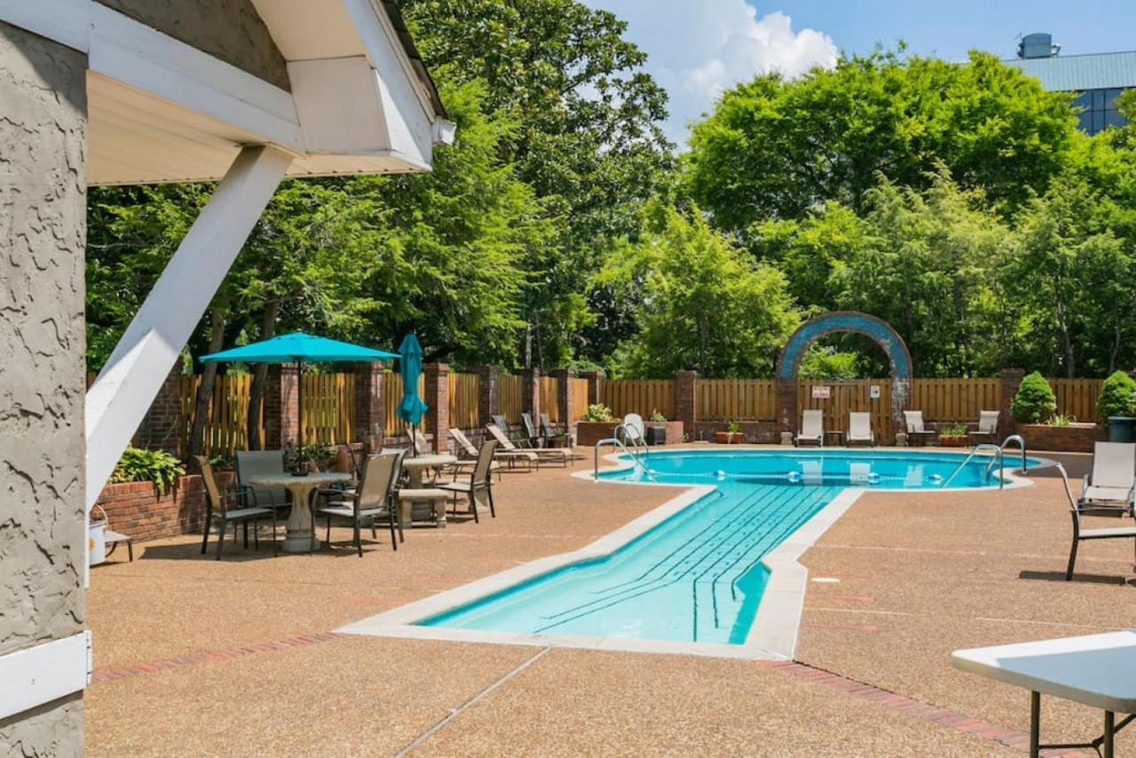 Music Holiday, On Music Row, Has Pool & Free Parking Holiday home