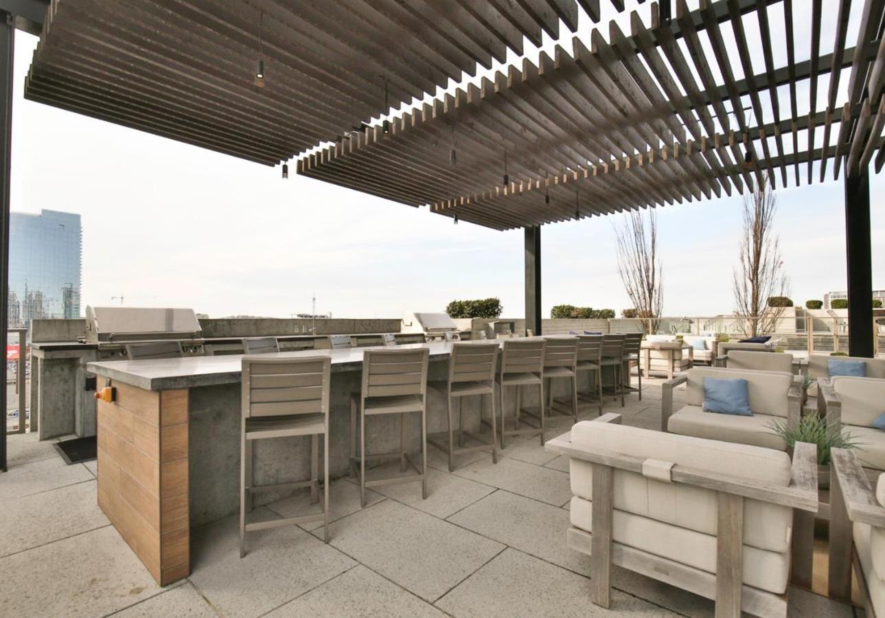 Deluxe On Broadway Apartment