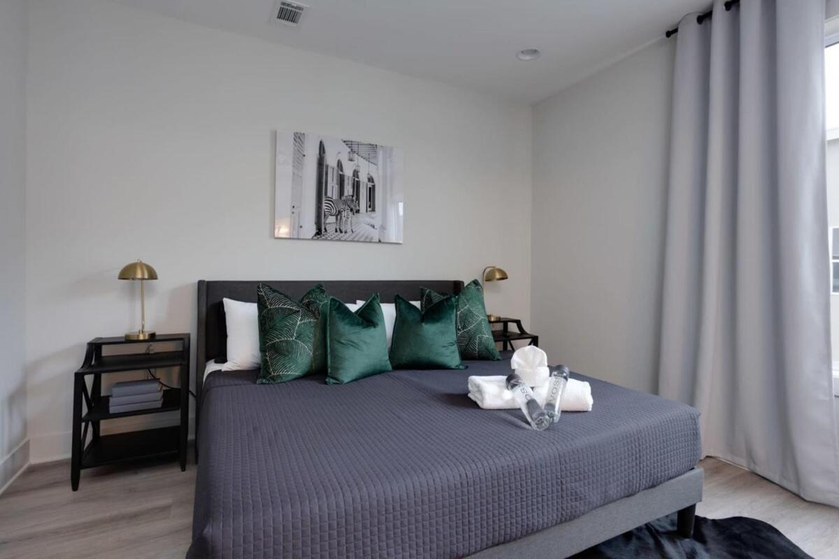 New East Oasis 13beds Roofdeck Free Parking Holiday home *