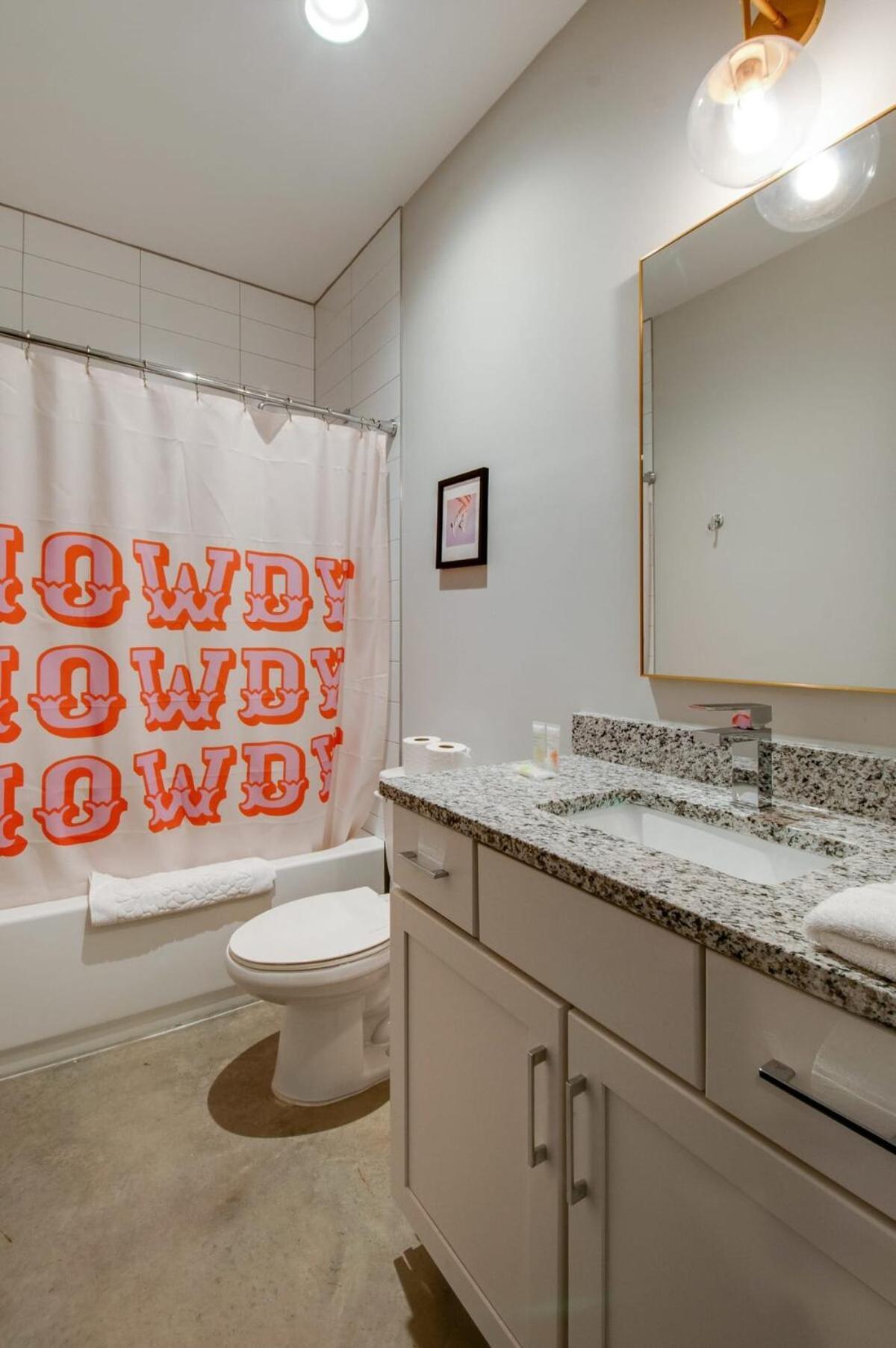 East Nash Double - 26 Beds Fast Nashville