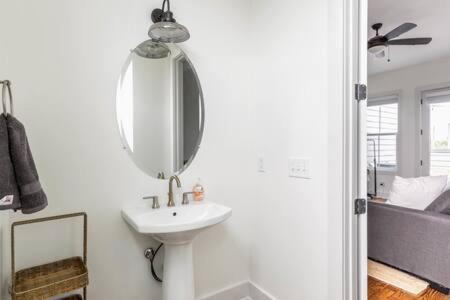 The Dogwood House - Cute Cozy And Close To Everything Holiday home