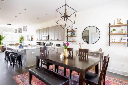 The Dogwood House - Cute Cozy And Close To Everything