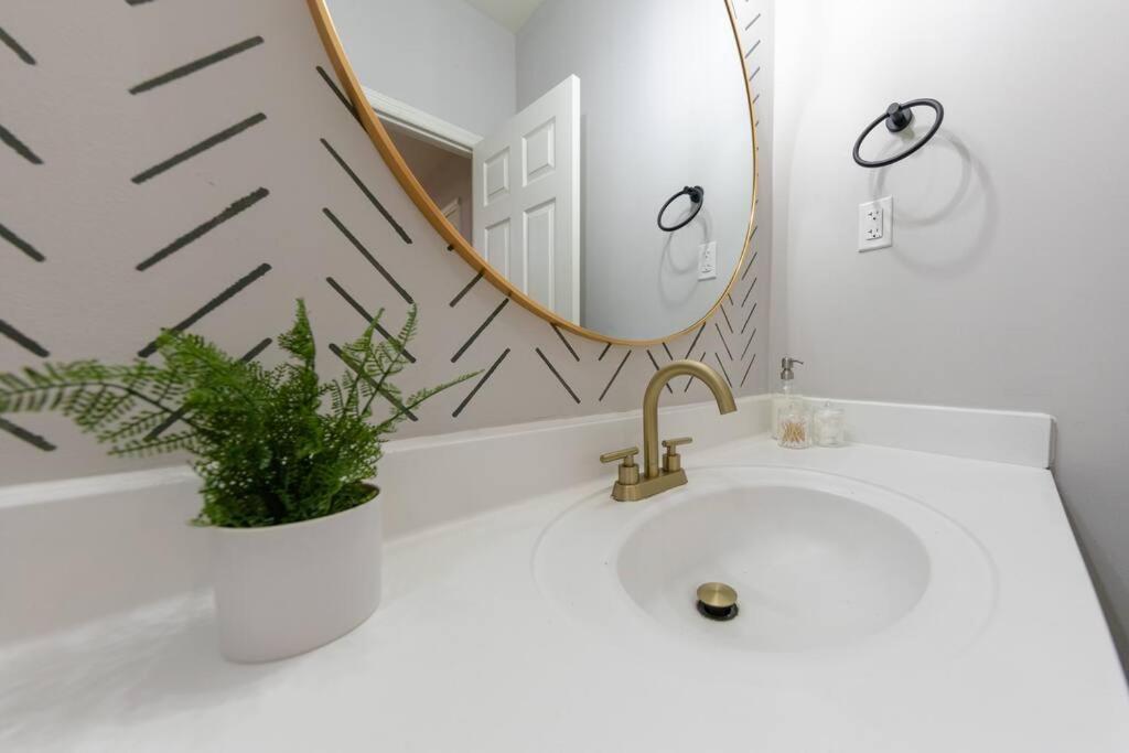 Apartment Cozy & 2br With Optional Parking Near Vanderbilt, Gulch & Honky Tonk Highway