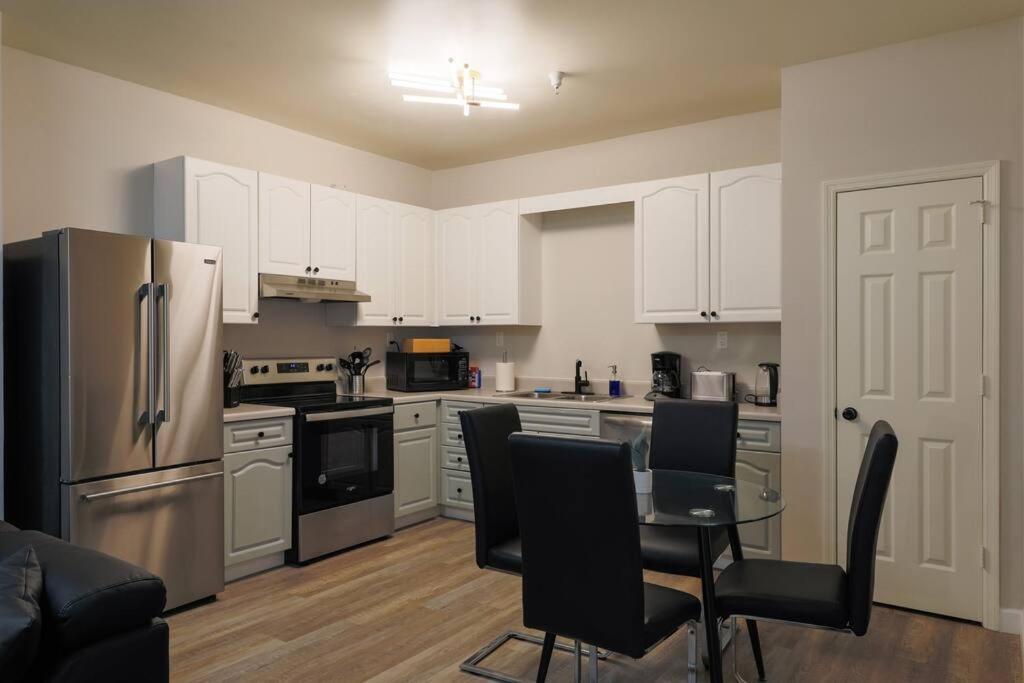 Apartment Cozy & 2br With Optional Parking Near Vanderbilt, Gulch & Honky Tonk Highway Nashville