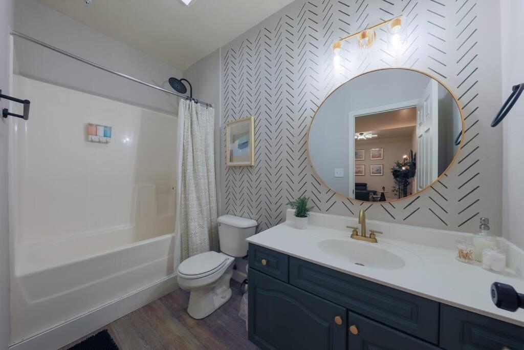 Cozy & 2br With Optional Parking Near Vanderbilt, Gulch & Honky Tonk Highway * Nashville