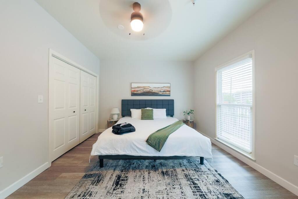 Cozy & 2br With Optional Parking Near Vanderbilt, Gulch & Honky Tonk Highway Apartment Nashville