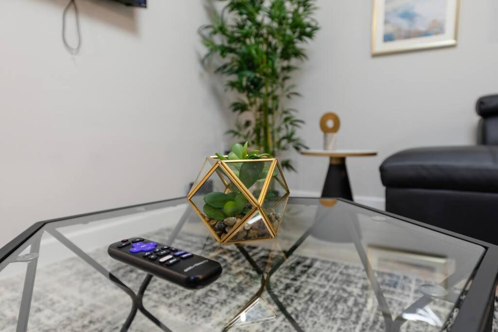 Apartment Cozy & 2br With Optional Parking Near Vanderbilt, Gulch & Honky Tonk Highway *