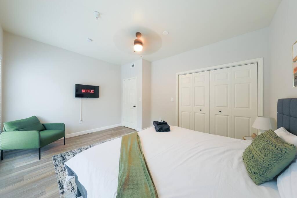 Cozy & 2br With Optional Parking Near Vanderbilt, Gulch & Honky Tonk Highway Apartment