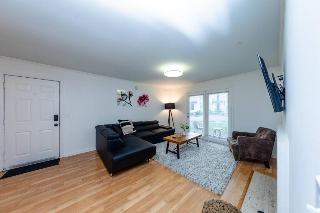 Bright & Cozy 2br Family Sleeps 6 With Private Balcony And Optional Parking Near Centennial Park & Broadway *